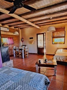 una camera da letto con un letto e un tavolo in una stanza di Complejo Cabañas La Aguada a La Población