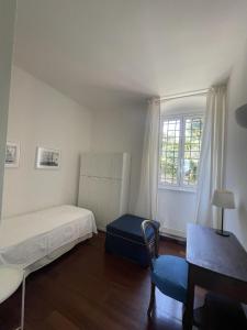 una camera con due letti e una sedia e una finestra di Il tempo è l'essenza della vita a Santa Margherita Ligure