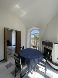 una camera con tavolo, sedie e camino di Il tempo è l'essenza della vita a Santa Margherita Ligure