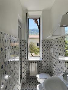 bagno con finestra, servizi igienici e lavandino di Il tempo è l'essenza della vita a Santa Margherita Ligure