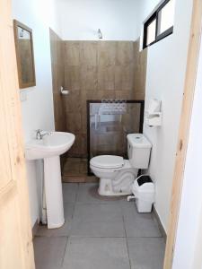 a bathroom with a toilet and a sink at Casa début Surf Place in Parrita