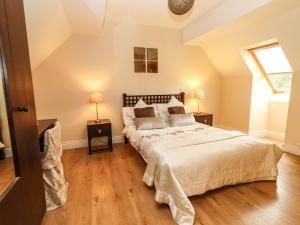 um quarto com uma cama grande e uma janela em Rocklands House em Beaufort