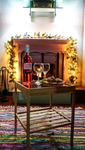una botella de whisky y una copa de vino en una mesa en DandyVillas-Vintage Cottage House-Pelion-Argalasti-Kallithea, en KallithÃ©a