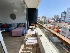 een balkon met uitzicht op de stad bij Modern Ocean view Apt. Miraflores Center w/Balcony in Lima