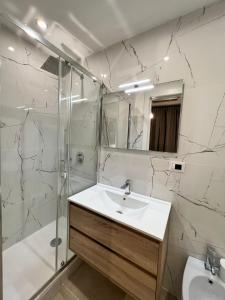 罗马COLONNA HOLIDAY HOME的浴室配有洗手池和淋浴