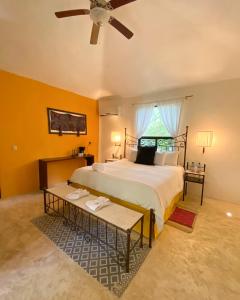 Schlafzimmer mit einem Bett und einem Deckenventilator in der Unterkunft Piedra de Agua Palenque in Palenque