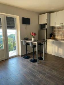 Kuchyňa alebo kuchynka v ubytovaní Zsolna Apartman