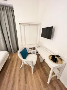 罗马COLONNA HOLIDAY HOME的客房设有书桌、椅子和电视。