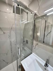 罗马COLONNA HOLIDAY HOME的带淋浴和白色盥洗盆的浴室