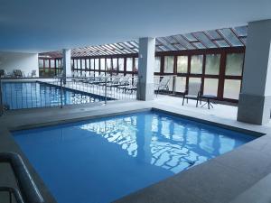 ein großer Pool in einem Gebäude in der Unterkunft hotel Pedra Azul ES in Domingos Martins