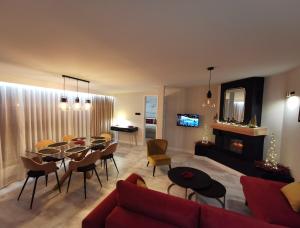切哈努夫的住宿－Apartament 34，客厅配有红色的沙发、桌子和椅子