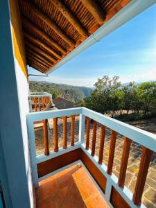 uma vista da varanda de uma casa em Casa Pumata Barichara em Barichara