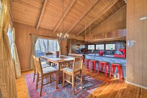una cucina e una sala da pranzo con tavolo e sedie di Lakefront Poconos Cottage - Deck, Fire Pit and Grill a East Stroudsburg