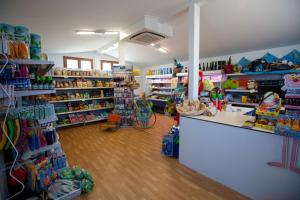 セニガッリアにあるCamping Blu Fantasyのおもちゃの多い店舗のある部屋