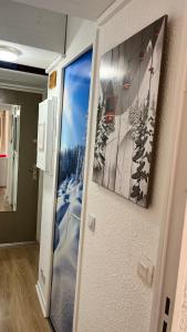 uma porta para um quarto com uma fotografia de um teleférico de esqui em la foux d'allos au pied des pistes em La Foux