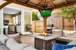 sala de estar al aire libre con chimenea y TV en Brand New Listing – Windsor “Winetopia” Getaway en Windsor
