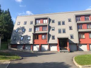 un gran edificio con rojo y gris en Apartmán Ramzová Kometa, en Ostružná