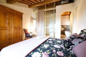 מיטה או מיטות בחדר ב-VILLA LARINO Luxury villa in Tuscany with breathtaking view