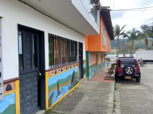 een auto geparkeerd op een stoep naast een gebouw bij Apto a pasos del lago in Guatapé