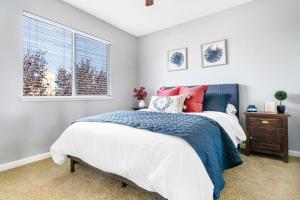 - une chambre avec 2 lits et une fenêtre dans l'établissement Brand New Listing – Windsor “Winetopia” Getaway, à Windsor