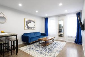 sala de estar con sofá azul y mesa en 350-2A Prime gramercy Newly renovated 1BR sleeps 4, en Nueva York