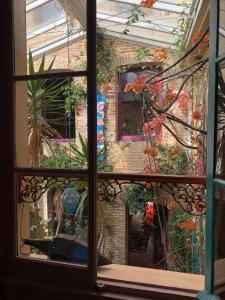 索姆河畔的聖瓦列里的住宿－Purple House，植物砖砌建筑的窗户景