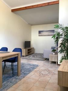 een kantoor met blauwe stoelen en een tafel en een tv bij Impala Suite -Entire Unit- 2 bedroom with 1 ensuite bathroom in Ladysmith