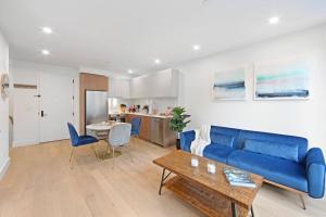 Η κουζίνα ή μικρή κουζίνα στο 149BK-101 New construction 2BR Private garden W-D