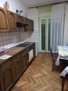 Kuchyň nebo kuchyňský kout v ubytování Apartman 2 szemèlynek + 8 fotografií
