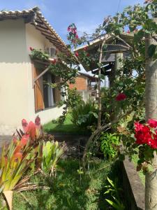 una casa con due uomini seduti fuori di Casa dos Paulistas - Ilha de Boipeba a Ilha de Boipeba