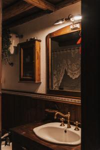 een badkamer met een wastafel en een spiegel bij Aremogna - Dimora Rosy in Roccaraso