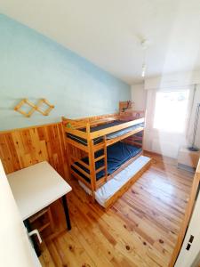 Cette chambre dispose de lits superposés et de parquet. dans l'établissement Appartement vue panoramique terrasse parking internet gratuit - linge non fournis, à Font-Romeu-Odeillo-Via