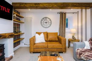 SaughallにあるIvy House Luxury Cheshire Cottage for relaxation. Chester Zoo·のリビングルーム(ソファ、壁掛け時計付)