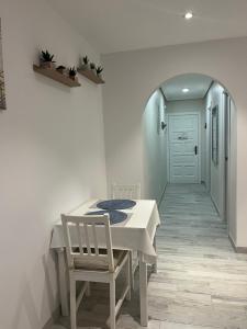 een kamer met een tafel, een stoel en een deur bij Sweet home ocean golf resort in San Miguel de Abona