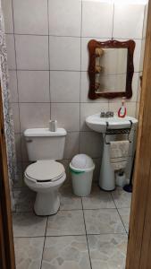 y baño con aseo, lavabo y espejo. en Casa Sixta, en Puerto Escondido