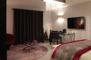 een slaapkamer met een kerstboom en een kamer met een bed bij B&B Maison Durbois in Durbuy