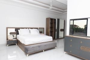 um quarto com uma cama grande e uma janela em Yoyo Kunda em Banjul