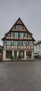 um grande edifício com um telhado de gambrel em KiRoom Willsbach em Obersulm