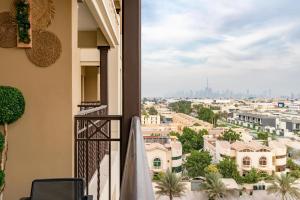 Elle comprend un balcon offrant une vue sur la ville. dans l'établissement Ultimate Stay / 2 Beds / Madinat Jumeirah Living, à Dubaï
