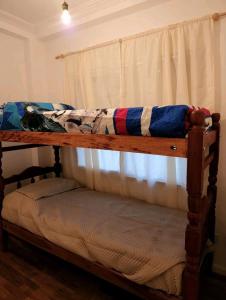 Ein Etagenbett oder Etagenbetten in einem Zimmer der Unterkunft Departamento Shoping Alto Noa