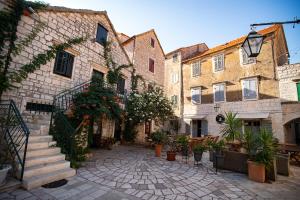 eine Gasse in einer Altstadt mit Gebäuden in der Unterkunft Waterfront Villa Antica, Cheerful 8 bedrooms with pool-Luxury is personal in Stari Grad