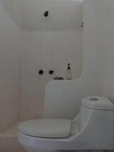 uma casa de banho branca com um WC branco num quarto em Camino al Mar em Ipala
