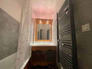 Kúpeľňa v ubytovaní Au Bachat-Bouloud, appartement 3 pièces 6 personnes avec balcon plein Sud