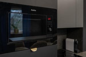 Kuchnia lub aneks kuchenny w obiekcie Apartament NEGRO Gliwice - nowe osiedle, klimatyzacja, parking
