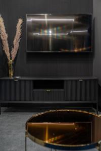salon z telewizorem na ścianie w obiekcie Apartament NEGRO Gliwice - nowe osiedle, klimatyzacja, parking w mieście Gliwice