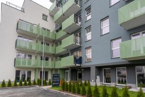 apartamentowiec z zielonymi balkonami i parkingiem w obiekcie Apartament NEGRO Gliwice - nowe osiedle, klimatyzacja, parking w mieście Gliwice