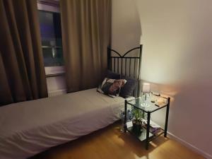 Postel nebo postele na pokoji v ubytování Fully furnished room for rent in Märsta