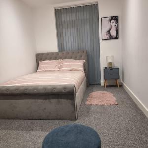 a bedroom with a bed with pink pillows at Classic 2 bed apartment in oldkent road in London