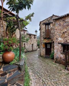 un callejón en un antiguo edificio de piedra con una calle en Casa Pregueira, 