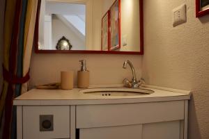 La salle de bains est pourvue d'un lavabo et d'un miroir. dans l'établissement Miti's House, à Sestrières